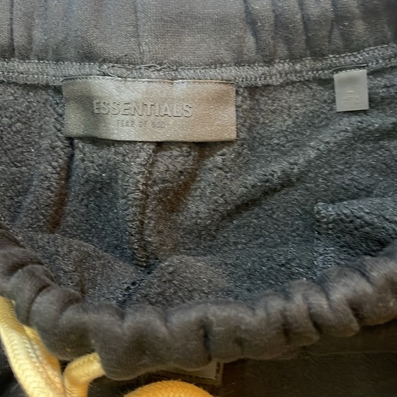 Fear of god essentials 2023 jet black sweat shorts - Picture 4 of 8